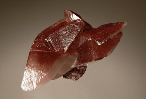 Calcite
N’Chwaning II Mine, Kuruman, N. Cape Prov., South Africa
3.5 x 7.2 cm
Scalenohedral calcite crystals with a reddish-brown hue imparted by hematite. (Author: crosstimber)