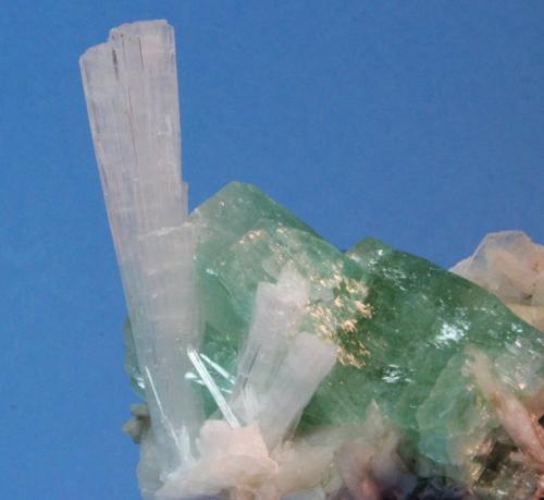 Apophyllite, Scolecite, Heulandite
Nandakumar, Nasik, Maharashtra, India
6 x 6 cm (Author: Don Lum)