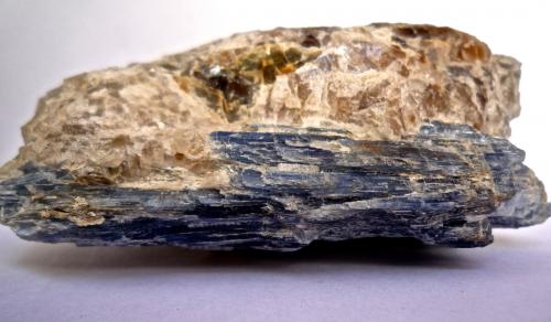 Cianita
Barra Salinas, Coronel Murta, Jequitinhonha Valley, Minas Gerais, Brasil.
Ancho de imagen 11 cm.
La cianita azul se acompaña de cuarzo, moscovita y algún otro mineral que no he sido capaz de identificar. (Autor: María Jesús M.)