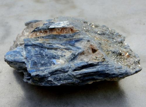 Cianita
Barra Salinas, Coronel Murta, Jequitinhonha Valley, Minas Gerais, Brasil.
Ancho de imagen 11 cm.
La cianita azul se acompaña de cuarzo, moscovita y algún otro mineral que no he sido capaz de identificar. (Autor: María Jesús M.)