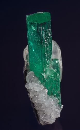 Beryl (var emerald), Calcite
Chivor Mine, Mun. de Chivor, Boyacá Department, Colombia
4.1 x 2.4 cm (Author: am mizunaka)