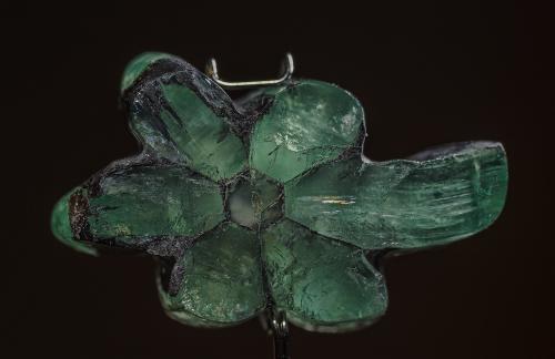 Beryl (var emerald)
Mun. de Muzo, Boyacá Department, Colombia
19.3 mm x 10.8 mm x 5.4 mm (Author: am mizunaka)