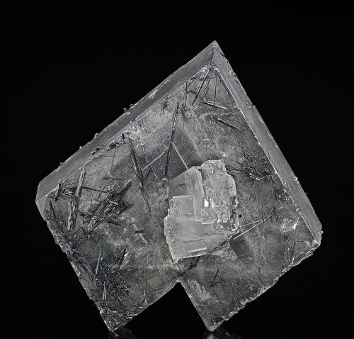 Barite, Stibnite
Murray mine, Independence Mountains District, Elko Co., Nevada, USA
2.5 x 2.6 cm (Author: am mizunaka)