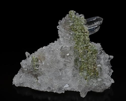 Quartz, Muscovite (var fuchsite)
Cerro Quesgar, Ancash Department, Peru
12.6 x 11.3 cm (Author: am mizunaka)