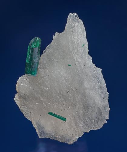 Quartz, Dioptase
Kaokoveld Plateau, Kunene Region, Namibia
3.4 x 5.0 cm (Author: am mizunaka)