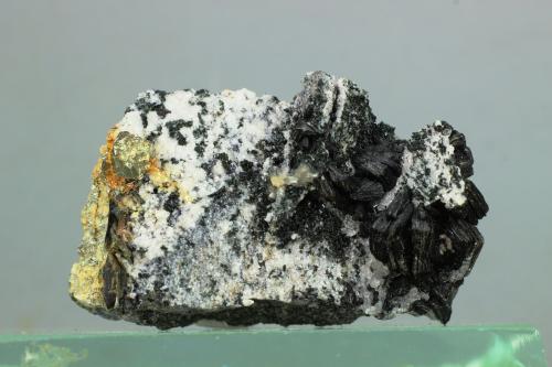 Biotita (Grupo Mica)<br />Coto San Guillermo, Jerez de los Caballeros, Comarca Sierra Suroeste, Badajoz, Extremadura, España<br />45x30x27 mm<br /> (Autor: Juan Espino)