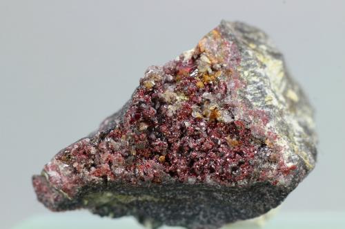 Cinabrio<br />Mina Las Cuevas, Almadén, Comarca Valle de Alcudia, Ciudad Real, Castilla-La Mancha, España<br />30x25x25 mm<br /> (Autor: Juan Espino)