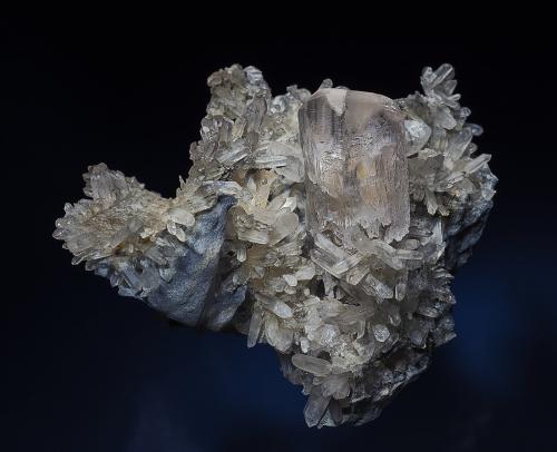 Quartz, Danburite
Aurora Mine, Charcas, Municipio de Charcas, San Luis Potosí, Mexico
8.9 x 8.0 cm (Author: am mizunaka)