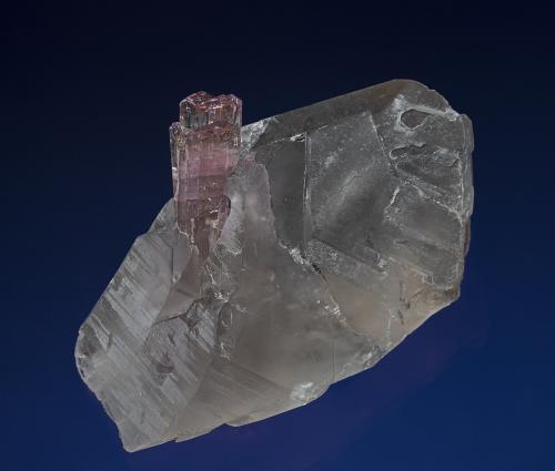 Quartz, Elbaite
Himalaya Mine, Mesa Grande District, San Diego Co., California
6.9 x 4.0 cm (Author: am mizunaka)