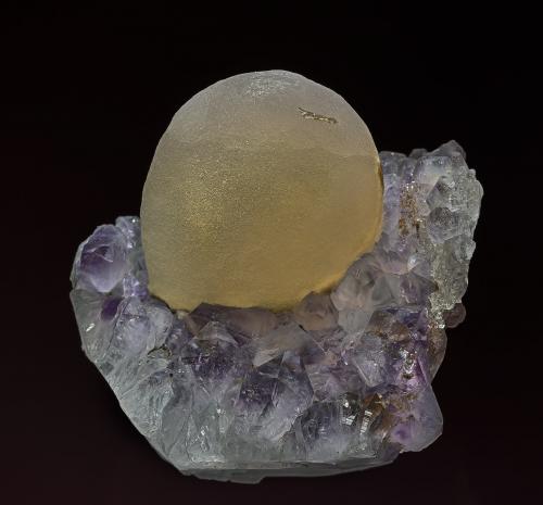 Fluorite, Quartz (var Amethyst)
Mahodari, Nashik District, Maharashtra, India
6.5 x 6.3 cm (Author: am mizunaka)