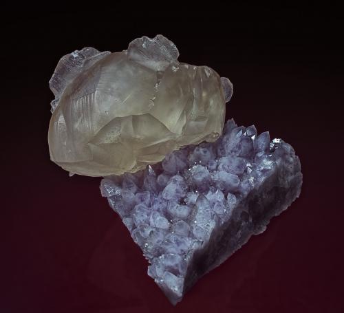 Calcite, Quartz (var amethyst)
Cata Mine, Guanajuato, Municipio de Guanajuato, Guanajuato, Mexico
12.7 x 12.0 cm (Author: am mizunaka)