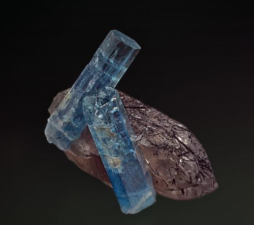 Beryl (var aquamarine), Quartz (var smoky)
Xuan Le, Thanh Hoa Province, Vietnam
5.9 x 4.5 cm (Author: am mizunaka)