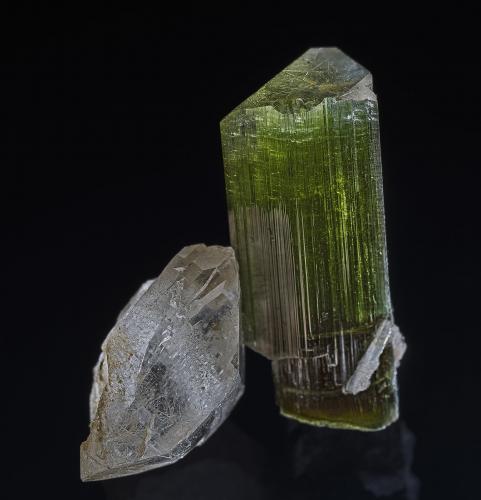 Elbaite, Quartz
Paprok, Kamdesh District, Nuristan Province, Afghanistan
3.4 x 3.1 cm (Author: am mizunaka)