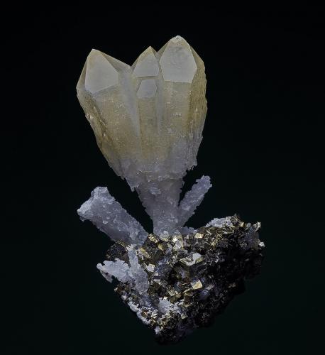 Quartz, Pyrite
Shangbao Mine, Leiyang Co., Hengyang Prefecture, Hunan Province, China
9.0 x 5.0 cm (Author: am mizunaka)