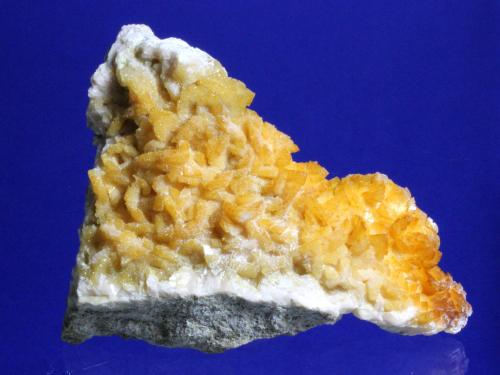 Smithsonite, Dolomite<br />Mina Monte Cristo, Rush, Distrito Rush Creek, Condado Marion, Arkansas, USA<br />8.5 x 6.5 cm<br /> (Author: Don Lum)