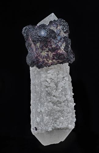 Fluorite, Quartz<br />Kara-Oba, Desierto Betpak-Dala (Bet-Pak-Dala), Región Karaganda, Kazajstán<br />9.1 x 3.3 cm<br /> (Author: am mizunaka)