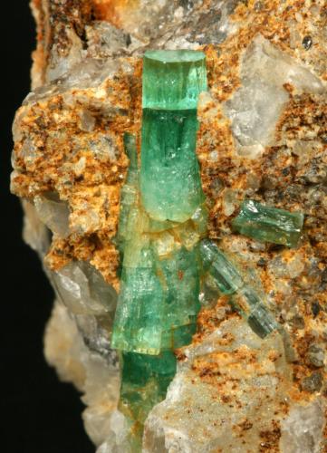 Beryl (variety emerald) with Calcite<br />Mina Peñas Blancas, Municipio San Pablo de Borbur, Cinturón Esmeraldífero Occidental, Departamento Boyacá, Colombia<br />Detail<br /> (Author: Fiebre Verde)