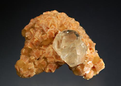 Calcite<br />Depósito Sarbai, Rudny, Región Kostanay, Kazajstán<br />3.6 x 5.6 x 6.8 cm<br /> (Author: crosstimber)