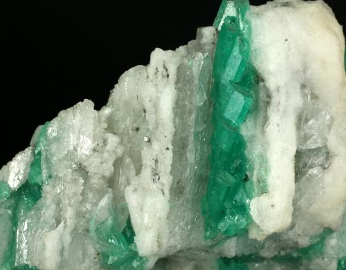 Beryl (variety emerald), Calcite<br />Coscuez (distrito minero), Municipio San Pablo de Borbur, Cinturón Esmeraldífero Occidental, Departamento Boyacá, Colombia<br />Detail - FOV=7cm<br /> (Author: Fiebre Verde)