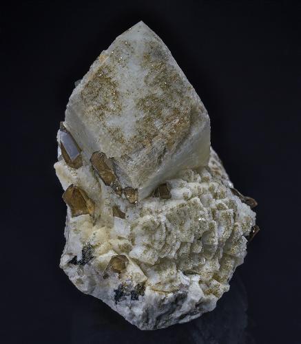 Microcline, Quartz, Fluorite<br />Hirukawa, Nakatsugawa, Prefectura Gifu, Región Chubu, Isla Honshu, Japón<br />6.9 x 4.8 cm<br /> (Author: am mizunaka)