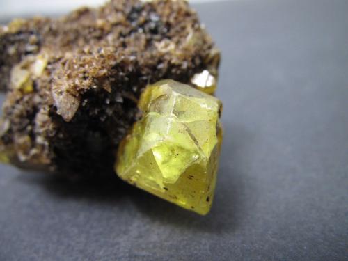 Azufre<br />Racalmuto Mine, Racalmuto, Agrigento (Girgenti) Province, Sicily, Italy<br />Cristal de 1''5 x 1 cm.<br /> (Autor: prcantos)