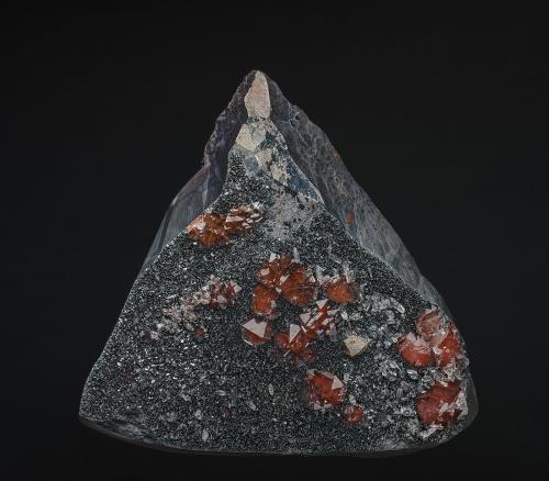 Quartz, Hematite, Calcite<br />Frizington, West Cumberland Iron Field, (antes Cumberland), Cumbria, Inglaterra / Reino Unido<br />6.9 x 6.2 cm<br /> (Author: am mizunaka)