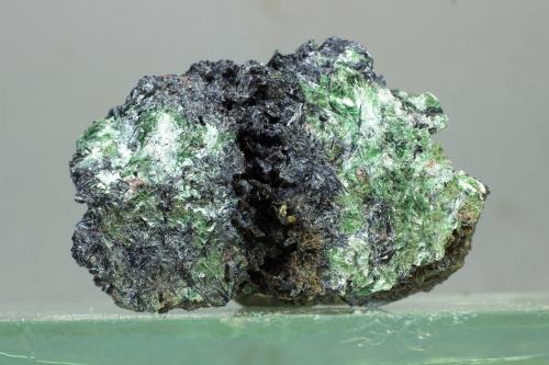 Moscovita (variedad fengita) y Glaucofana<br />Pollone, Provincia Biella, Piamonte (Piemonte), Italia<br />45x30 mm<br /> (Autor: Juan Espino)