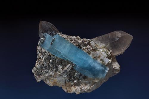 Beryl (var aquamarine), Quartz, Albite, Muscovite<br />Distrito Taplejung, Zona Mechi, Nepal<br />10.0 x 8.3 cm<br /> (Author: am mizunaka)