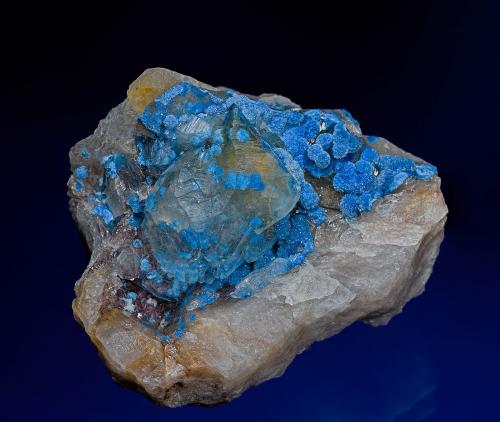 Quartz, Shattuckite<br />Kaokoveld Plateau, Región Kunene, Namibia<br />6.8 x 5.3 cm<br /> (Author: am mizunaka)