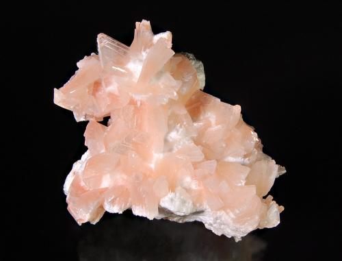 Heulandite<br />Concesión Rat's Nest, Challis, Distrito Bay Horse , Custer County, Idaho, USA<br />7.0 x 9.0 cm<br /> (Author: crosstimber)