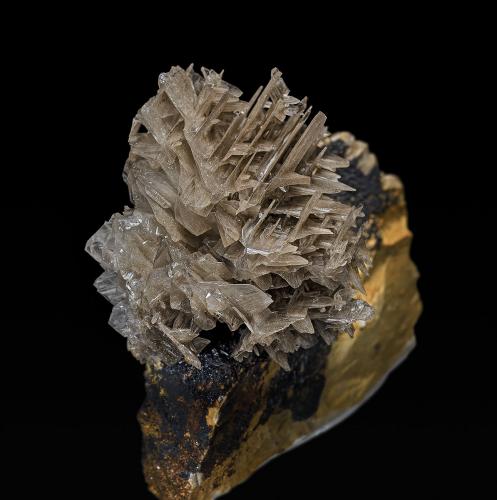 Cerussite<br />Mina Nakhlak, Madan-e Nakhlak, Distrito Anarak, Nain, Provincia Isfahan, Irán<br />5.0 x 2.8 cm<br /> (Author: am mizunaka)