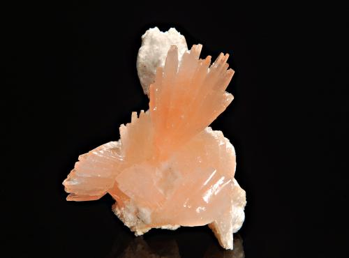 Heulandite<br />Concesión Rat's Nest, Challis, Distrito Bay Horse , Custer County, Idaho, USA<br />1.8 x 2.4 cm<br /> (Author: crosstimber)