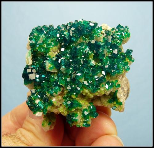 Dioptase on calcite.<br />Mina Tsumeb, Tsumeb, Región Otjikoto, Namibia<br />52 x 47 x 30 mm<br /> (Author: Pierre Joubert)