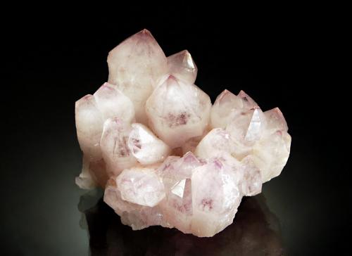 Quartz variety amethyst<br />Mina Purple Heart, Sierra Kingston, Distrito Kingston Range, Condado San Bernardino, California, USA<br />4.1 x 5.5 cm<br /> (Author: crosstimber)