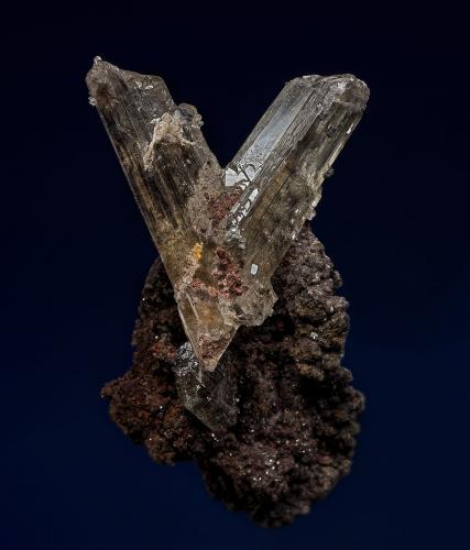 Cerussite<br />Mina Tsumeb, Tsumeb, Región Otjikoto, Namibia<br />5.8 x 3.6 cm<br /> (Author: am mizunaka)