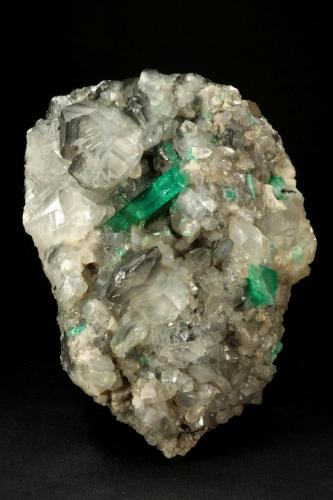 Beryl (variety emerald), Calcite<br />La Pita (distrito minero), Mina Polveros, Municipio Maripí, Cinturón Esmeraldífero Occidental, Departamento Boyacá, Colombia<br />110x85x85mm, xl=30mm<br /> (Author: Fiebre Verde)