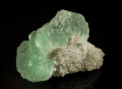 Fluorite<br />Provincia Fujian, China<br />5.0 x 7.7 cm.<br /> (Author: crosstimber)