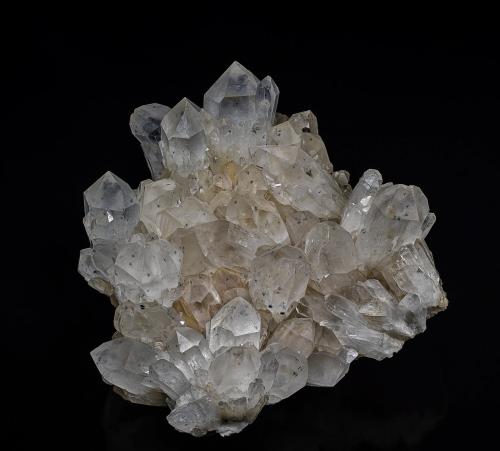 Quartz, Hollandite<br />Anketsaketsa, Distrito Ambatofinandrahana, Región Amoron'i Mania, Provincia Fianarantsoa, Madagascar<br />14.0  x 12.0  x 6.9 cm<br /> (Author: am mizunaka)