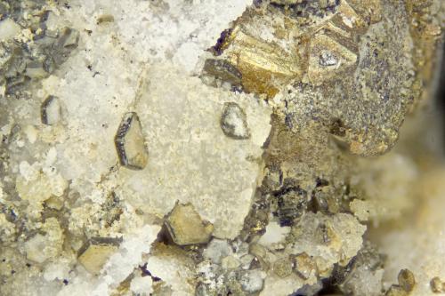 Gmelinite-Na<br />Cantera Poudrette, Mont Saint-Hilaire, La Vallée-du-Richelieu RCM, Montérégie, Québec, Canadá<br />FOV = 4mm<br /> (Author: Doug)