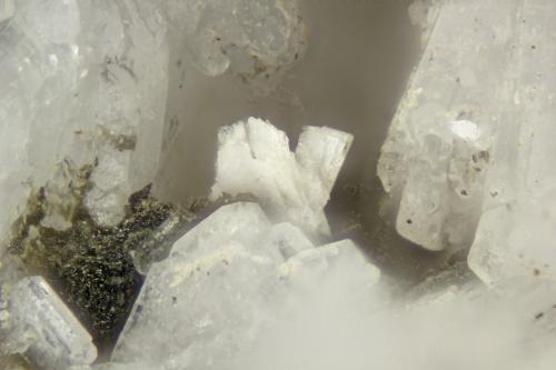 Lanthanite-(Ce)<br />Cantera Poudrette, Mont Saint-Hilaire, La Vallée-du-Richelieu RCM, Montérégie, Québec, Canadá<br /><br /> (Author: Doug)