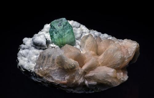 Fluorapophyllite, Stilbite<br />Distrito Jalgaon, Maharashtra, India<br />11.5 x 7.2 cm<br /> (Author: am mizunaka)