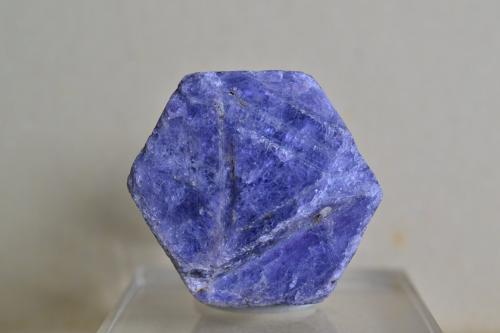 Corindón (variedad zafiro)<br />Cantera Zazafotsy, Comunidad Zazafotsy, Fianarantsoa, Distrito Ihosy, Región Horombe, Provincia Fianarantsoa, Madagascar<br />4 x 4 x 2,7 cm<br /> (Autor: Raul S. Llorente)