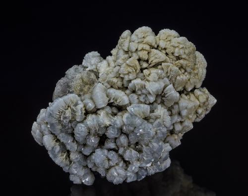 Barite, Calcite<br />Corte de carreteras Rock Island Road, Gouverneur, Condado St. Lawrence, New York, USA<br />5.3 x 4.5 cm<br /> (Author: am mizunaka)