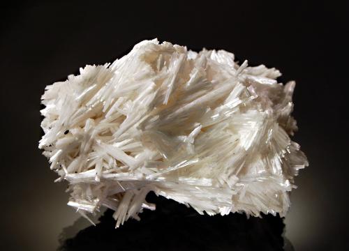 Cerussite<br />Mina Flux, Barranco Flux, Barranco Alum, Montes Patagonia, Distrito Harshaw, Condado Santa Cruz, Arizona, USA<br />6.2 x 8.7 cm<br /> (Author: crosstimber)