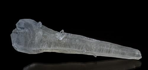 Calcite<br />Provincia Sichuan, China<br />14.3 x 3.5 cm<br /> (Author: am mizunaka)