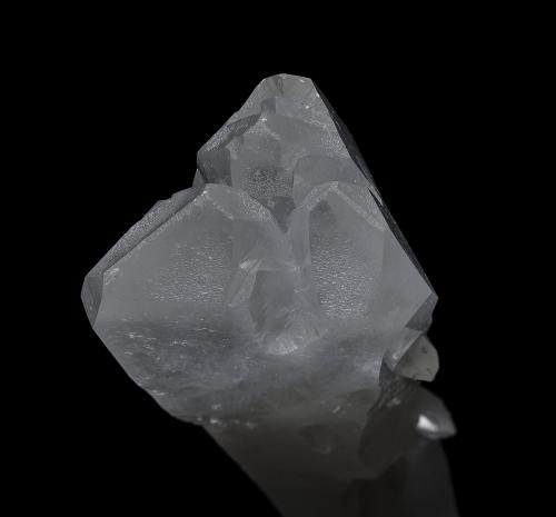 Calcite<br />Provincia Sichuan, China<br />14.3 x 3.5 cm<br /> (Author: am mizunaka)