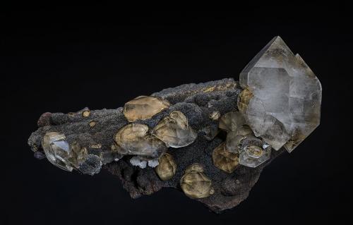 Quartz with Siderite<br />Mina Potosí, Santo Domingo (Francisco Portillo), Distrito Santa Eulalia, Municipio Aquiles Serdán, Chihuahua, México<br />11.5 x 6.8 cm<br /> (Author: am mizunaka)