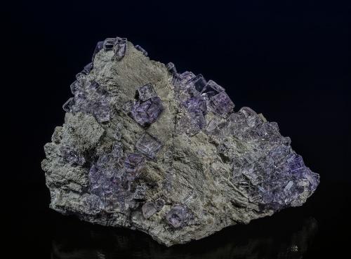 Fluorite<br />Mina La Viesca, zona minera de La Collada, Huergo, Siero, Comarca Oviedo, Principado de Asturias (Asturias), España<br />14.3 x 7.0 cm<br /> (Author: am mizunaka)