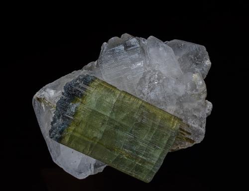 Elbaite, Quartz<br />Gilgit-Baltistan (Áreas del Norte), Paquistán<br />7.2 x 5.8 cm<br /> (Author: am mizunaka)