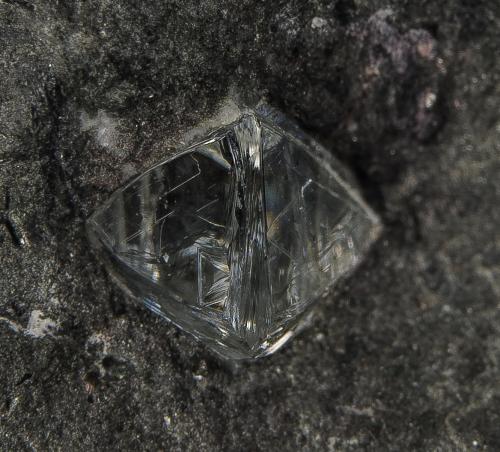 Diamond<br />Mina Sedibeng Diamond, Windsorton, Dikgatlong, Frances Baard, Provincia Septentrional del Cabo, Sudáfrica<br />Approximately 4 mm wide<br /> (Author: am mizunaka)